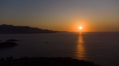 Arnavutluk sahilinde gün batımı parlıyor