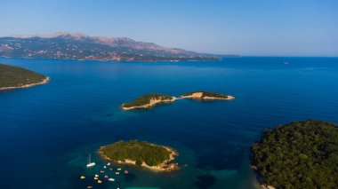 Adriyatik kıyısında dağlarla kaplı tipik bir Arnavut manzarası. Arnavutluk, Avrupa 'da güneşli bir sabah. Seyahat konsepti arka planı.