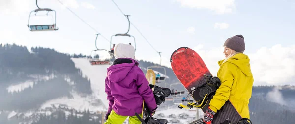 Rodinná zimní dovolená v lyžařském středisku — Stock fotografie