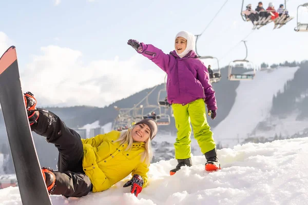 Vacaciones familiares de invierno en estación de esquí — Foto de Stock