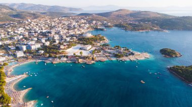 Arnavutluk Rivierası, yukarıdaki ada ve denizden Ksamil 'in güzel hava manzarası