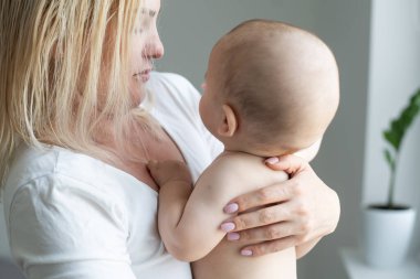 Mutlu anne bebeğini kucağında tutuyor.