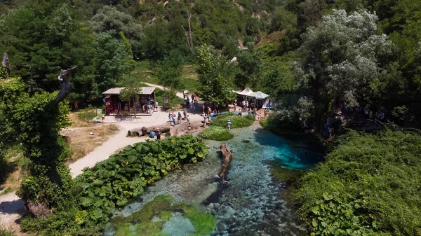 L "œil bleu dans le sud de l'Albanie. — Photo