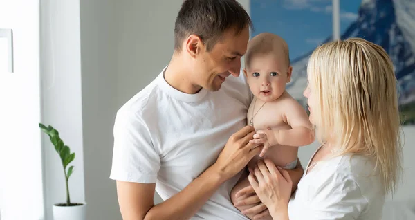 Porträtt av glada unga föräldrar med barn hemma — Stockfoto