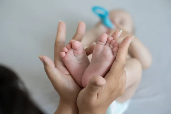 En närbild på lilla baby fötter — Stockfoto