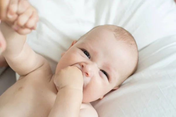 Retrato de un bebé gateando en la cama de su habitación — Foto de Stock