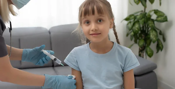 Pielęgniarka szczepiąca małą dziewczynkę — Zdjęcie stockowe