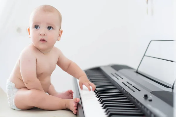 Småbarn pojke, spela piano hemma, barn lärande — Stockfoto