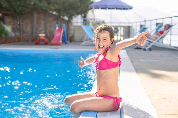 Kleines Mädchen hat Spaß im Pool — Stockfoto