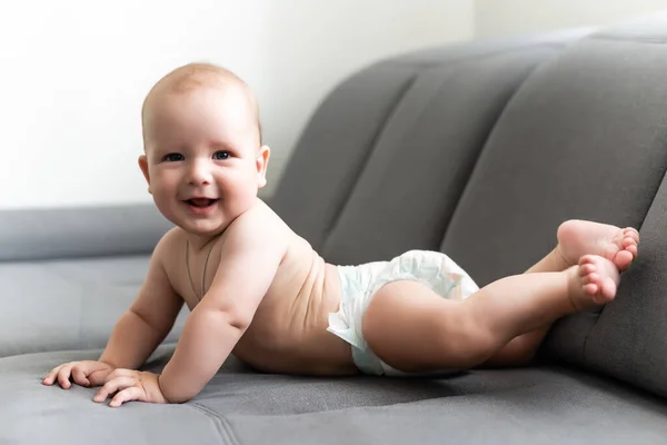 Piccolo bambino con gli occhi azzurri e capelli biondi — Foto Stock