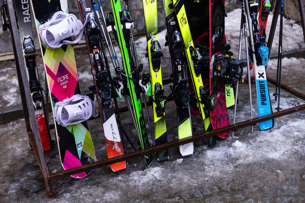 Trois snowboards et ski debout à la station de ski — Photo