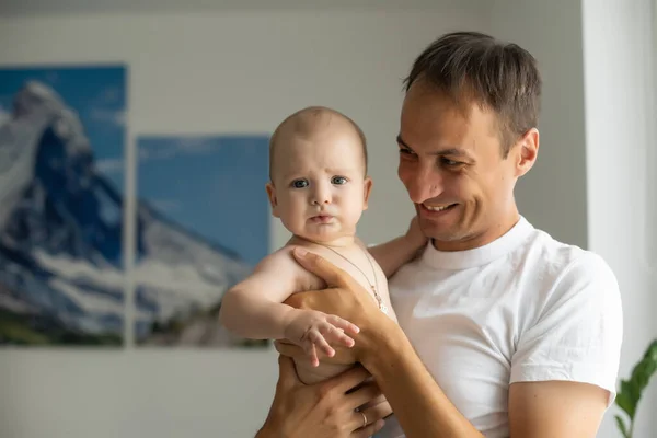 Fader hemma med det nyfödda barnet — Stockfoto