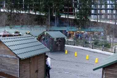 Bukovel, Ukrayna 31 Aralık 2020: Yeni kayak merkezi, Bukovel ve asansör, asansör yakınındaki insanlar, asansöre iniyorlar.