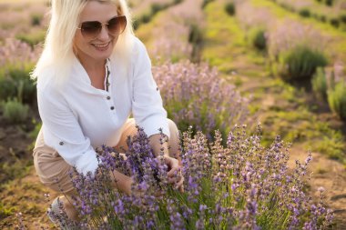 güzel sarışın kız lavanta çayırda
