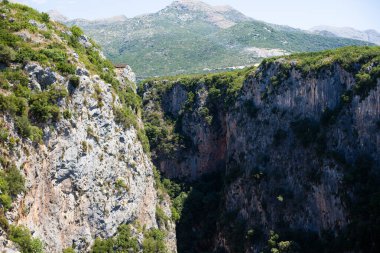 Cipe plajındaki kanyon manzarası, Himara, Arnavutluk ve Arnavutluk Riviera