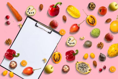 Pano etrafında, açık masa, üst manzara ve çerçeve üzerinde boş kağıt levha olan sağlıklı meyve püresi malzemeleri. Çeşitli meyveler, sebzeler. Vejetaryen yemeği