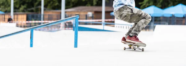 Крупним планом скейтбордисти ноги під час катання на бетоні в ковзанах парку — стокове фото
