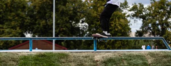 Skateboardista provádí trik ve městě. — Stock fotografie