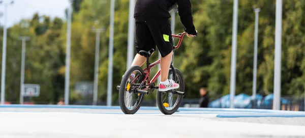 Chico montar dirtbike en el parque de skate — Foto de Stock