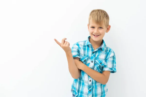 Portrét radost malého chlapce nad bílým pozadím — Stock fotografie