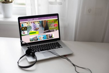 Dizüstü bilgisayarda online alışveriş sitesi. Laptop 'tan Kolay E-ticaret Web Sitesi Dükkanı. Dijital Ödeme Ağı