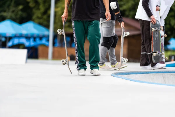 Close-up van een skateboarders voeten terwijl schaatsen op beton op de Skatepark — Stockfoto