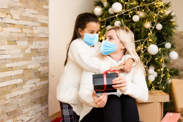 Koronavirüs sırasında yüz maskesi takan ve Noel 'de grip salgını olan insanlar. Virüs ve hastalık koruması, ev karantinası. COVID-2019 — Stok fotoğraf