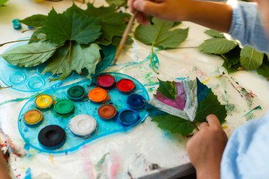 Suluboya resimler sonbahar ile not bırakır. Çalışma alanı'nı sanatçı görünümünü.