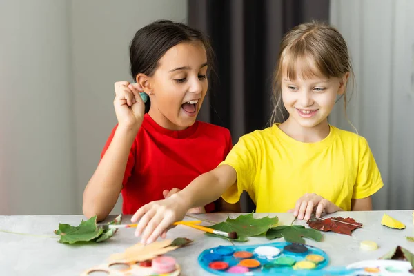 Wie man aus Laub zu Hause ein Herbstbasteln macht. Kinderkunstprojekt. DIY-Konzept. — Stockfoto