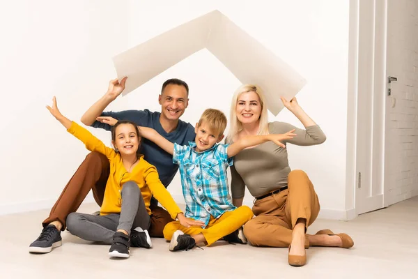 Une famille heureuse dans un foyer sécuritaire - isolé sur fond blanc — Photo