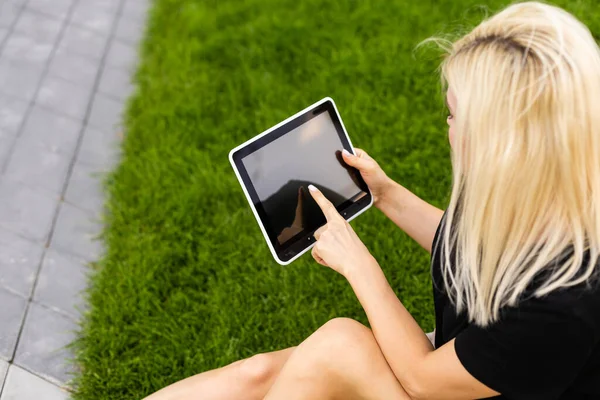 Glad ung kvinna med digital tablet. — Stockfoto