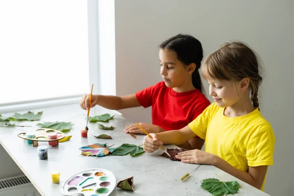 Imagem das crianças feita a partir de folhas de outono pintura — Fotografia de Stock