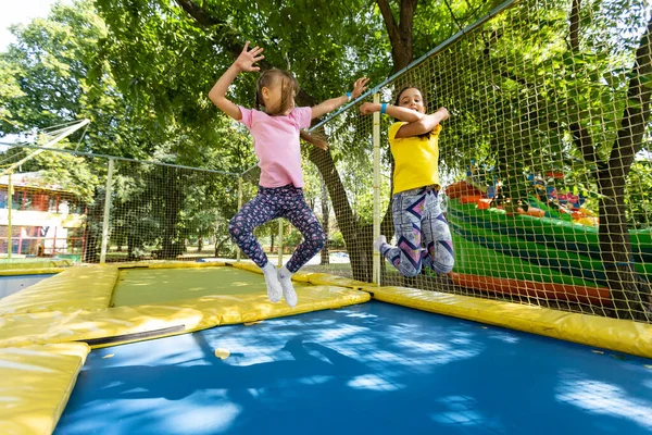 Szczęśliwe dzieci skaczące na trampolinie — Zdjęcie stockowe