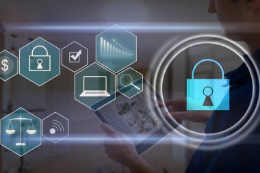 Masaüstünde mikro devre ve modern dijital tablet bulunan yaratıcı kilit illüstrasyonu arkaplanda, üst görünümde, siber güvenlik kavramı