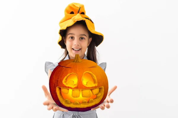 Una niña con un sombrero de bruja. Halloween.. — Foto de Stock