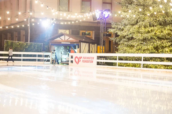 Buz pateni pisti ve Noel ağacı. Çocuklar için açık havada kar eğlencesi. Kış sporları.