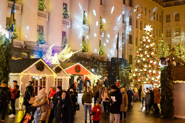 Kiev, Oekraïne 5 januari 2021 - Kerstboom met buitenverlichting in Kiev. Nieuwjaarsviering. — Stockfoto