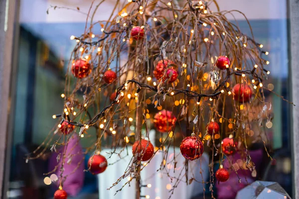 Décorations de Noël. Arbre de Noël festif et décorations dans la rue — Photo