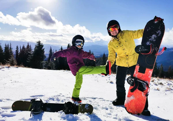 Family of snowboarders at winter resort in the mountains — Stock Photo, Image