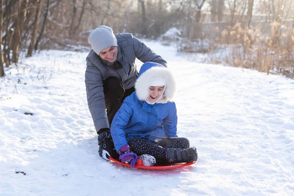 Young Father And Daughter In Snow With Sled — Stock Photo, Image