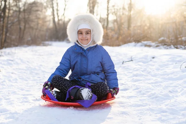 Ευτυχισμένο κορίτσι το χειμώνα σε εξωτερικούς χώρους, μικρό κορίτσι στον πάγο έλκηθρο — Φωτογραφία Αρχείου