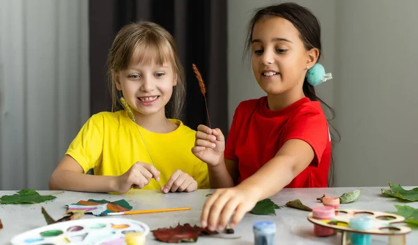 Quadro per bambini realizzato con vernice foglie d'autunno — Foto Stock