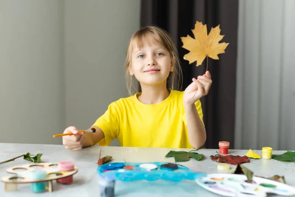 Πώς να φτιάξετε ένα φθινοπωρινό σκάφος από φύλλα στο σπίτι. Παιδική εργασία τέχνης. Έννοια DIY. — Φωτογραφία Αρχείου