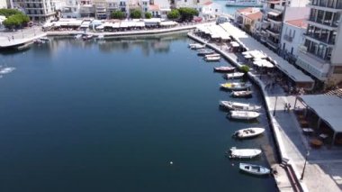 Agios Nikolaos 'un sabah manzarası. Yunanistan 'ın Girit adasının pitoresk bir kasabası. Resim