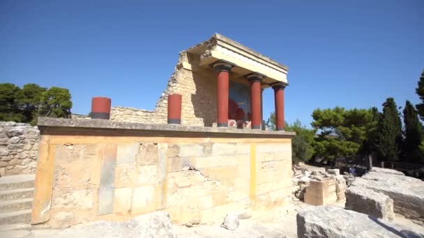 Tele shot van de Noord ingang van de Minoïsch Paleis van Knossos in Heraklion, Kreta, Griekenland met het opladen fresco van de stier. Knossos is de grootste archeologische site van de Bronstijd op Kreta. — Stockvideo