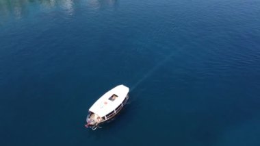 Denizdeki ultra büyük konteynır gemisinin havadan çekilmiş görüntüleri..