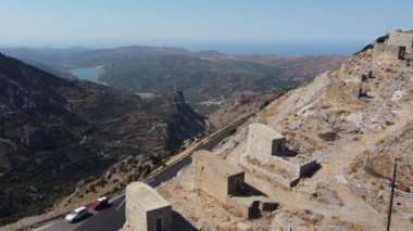 Akdeniz, Girit, Yunanistan 'daki dağların zirvesinde hareket halindeki değirmenler