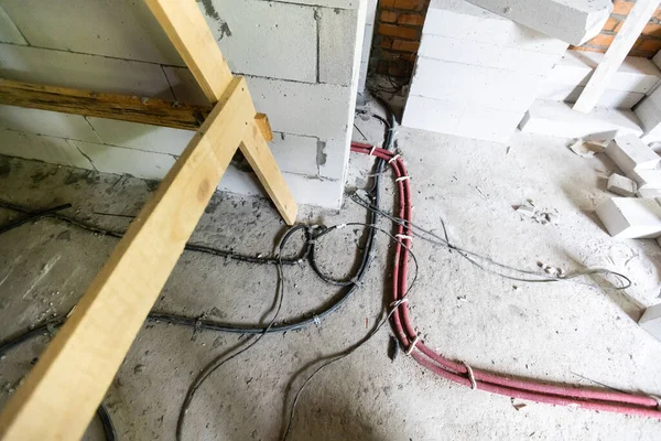 Réparation du câblage dans le bâtiment. Fils électriques, câblage, prise de courant sur un mur du bâtiment, réparation de la maison. câbles. — Photo