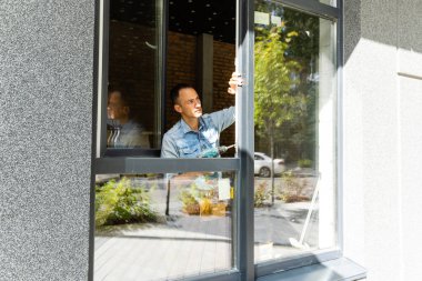 İnşaat işçisi eve pencere kuruyor