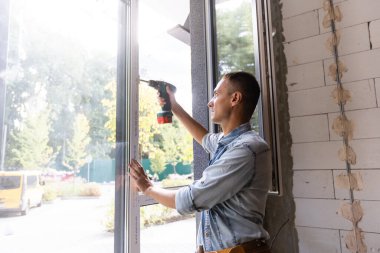 Erkek işçi pencereyi düz, yakın çekimde kuruyor